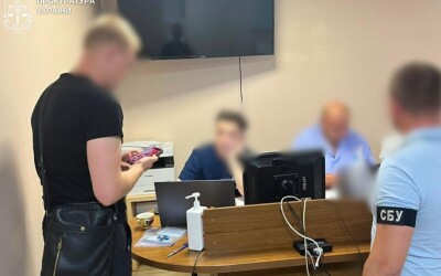 15 тис. доларів США за оформлення фіктивного діагнозу,  встановлення групи інвалідності та  відстрочки