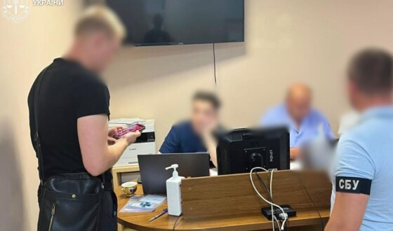 15 тис. доларів США за оформлення фіктивного діагнозу,  встановлення групи інвалідності та  відстрочки