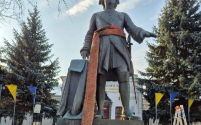 У день народження Петлюри в Полтаві завершили демонтаж споруди звеличення російського імператора Петра I