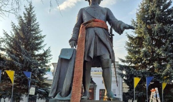 У день народження Петлюри в Полтаві завершили демонтаж споруди звеличення російського імператора Петра I