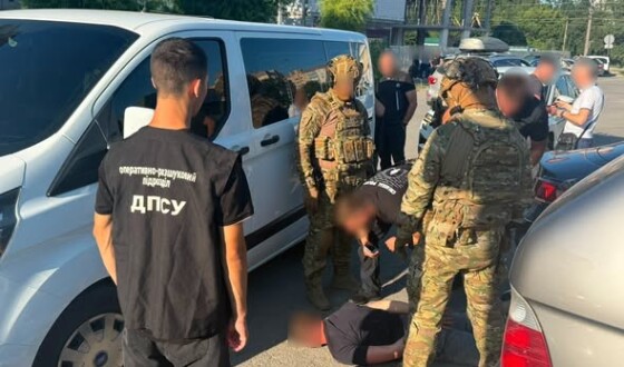 Оперативні співробітники Чернівецького прикордонного загону зупинили схему незаконного переправлення