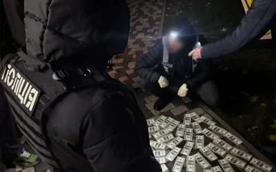 До Європи за мультимедійним путівником: у Києві Нацполіція припинила схему незаконного переправлення чоловіків за кордон