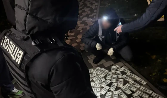 До Європи за мультимедійним путівником: у Києві Нацполіція припинила схему незаконного переправлення чоловіків за кордон