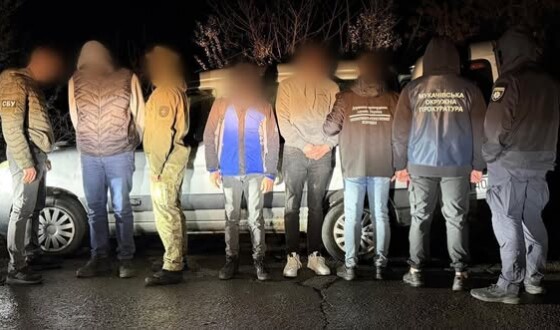 Правоохоронці викрили злочинне угруповання, яке займалося переправленням осіб через кордон