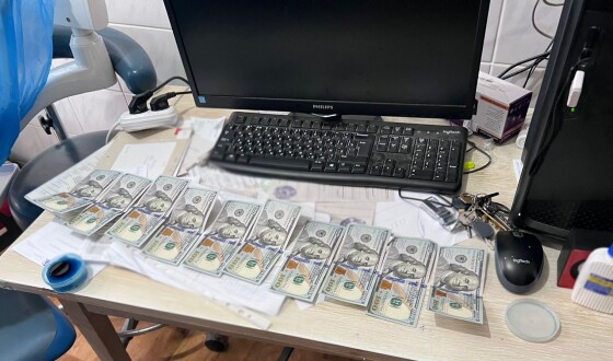 На Закарпатті поліція затримала члена ВЛК на хабарі у 2000 доларів