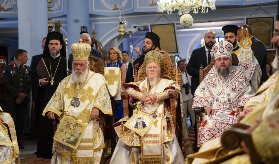 На грецькому острові Тасос митрополит Епіфаній відправив літургію спільно з грецькими єпископами і Патріярхом Варфоломієм (фото)