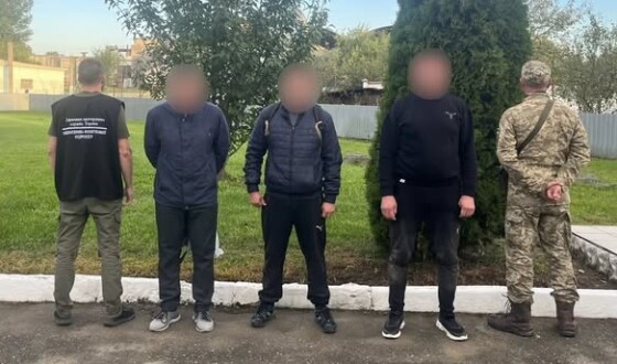 Прикордонники зупинили трьох порушників за 200 метрів до державного рубежу