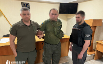 На Запоріжжі інспектор виправної колонії заробляв на забезпечені засуджених наркотиками та телефонами