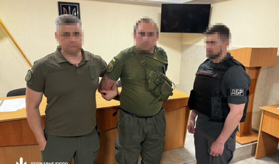 На Запоріжжі інспектор виправної колонії заробляв на забезпечені засуджених наркотиками та телефонами