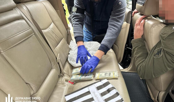 ДБР викрило заступника голови ФПУ, який намагався дати хабар колегії суддів у 150 тис. доларів США