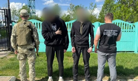 Прикордонники Мукачівського загону затримали двох порушників кордону та їхнього переправника