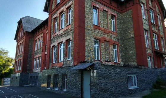 Окупанти знищили сторічну гімназію у Лисичанську