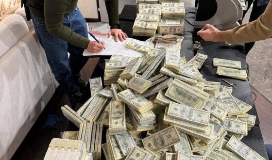 Схрон зброї та майже 6 мільйонів доларів готівкою: у Дніпрі затримано організоване злочинне угруповання