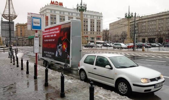 По Варшаві їздить банер про „український геноцид на Волині”