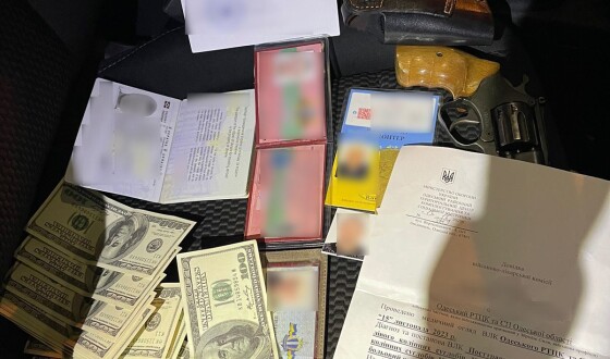 На Одещині правоохоронці викрили зловмисника, який виготовляв фальшиві документи військовозобов’язаним