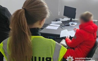 Двоє медсестер у побили 17-річну пацієнтку і отримали підозри