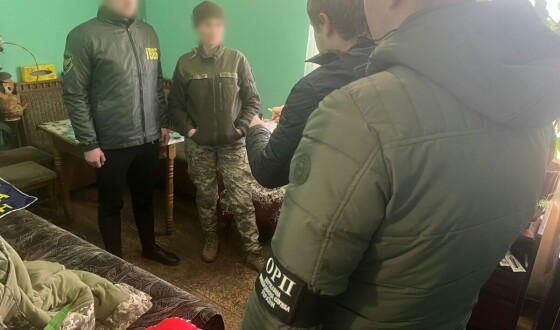 На Львівщині прикордонники викрили колегу, яка допомагала чоловікам незаконно перетнути кордон