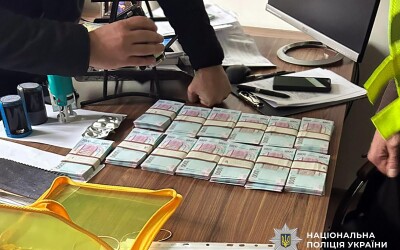 1 300 000 грн за зменшення податкових санкцій: поліцейські Житомирщини затримали підозрюваного у зловживанні впливом