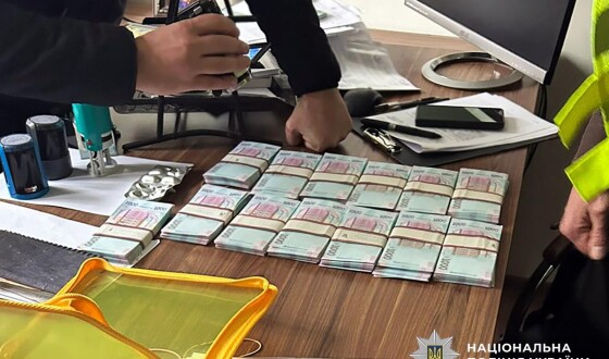 1 300 000 грн за зменшення податкових санкцій: поліцейські Житомирщини затримали підозрюваного у зловживанні впливом