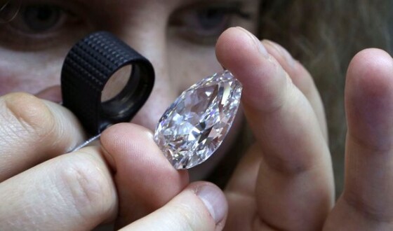 Євросоюз додав до санкційного списку найбільшого російського виробника алмазів &#8220;Алросу&#8221;
