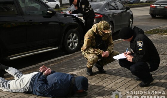 Вимагали неіснуючий борг у вдови військового: у Запоріжжі поліцейські затримали злочинну групу