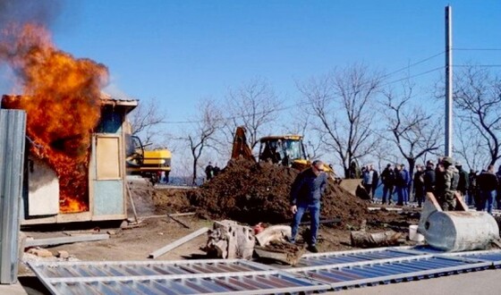 Майданівці Одеси пов’язали тітушок в боротьбі за прибережний парк