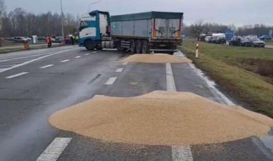 Посольство України у Польщі звернулося до поліції через інцидент з розсипаним зерном