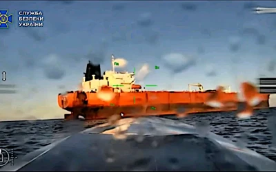 Морські дрони СБУ уразили танкери «тіньового флоту» рф «Louise 1» та «Banda» у Чорному морі (відео)