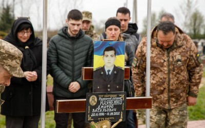 З честю до останнього спочинку: у Чопі перепоховали прикордонника Дмитра Кияненка