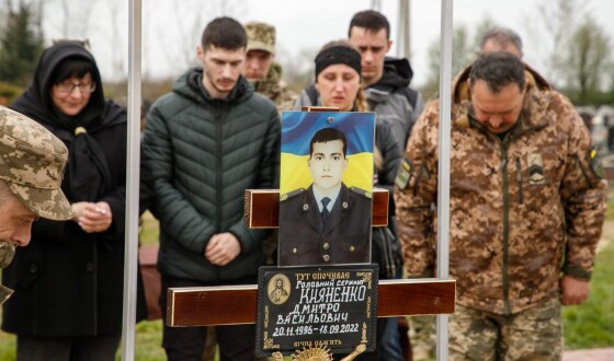 З честю до останнього спочинку: у Чопі перепоховали прикордонника Дмитра Кияненка