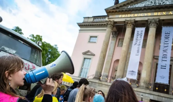 “Vitsche Berlin” мітингували проти виступу путіністки Анни Нетребко
