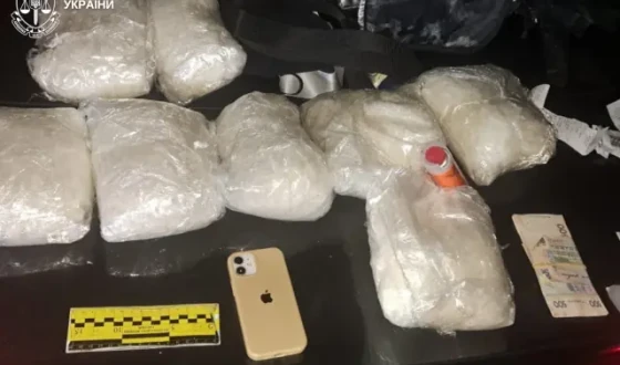 Прокурори повідомили про підозру кур’єру з Дніпропетровської області, який перевозив понад 13 кг психотропів
