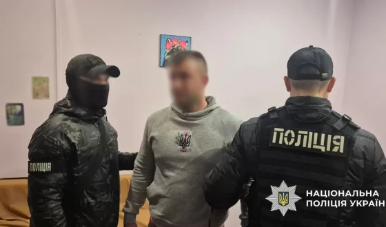 У Києві оперативники ДВБ Нацполіції затримали лікаря-нарколога, який підробляв результати аналізів