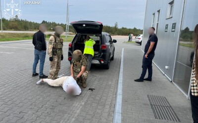 На Житомирщині засуджено двох осіб, які вимагали 15 тис. доларів США неіснуючого боргу у судді