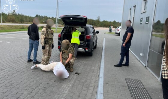 На Житомирщині засуджено двох осіб, які вимагали 15 тис. доларів США неіснуючого боргу у судді