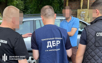 ДБР затримало «на гарячому» правоохоронця Хмельниччини, який замість повернення боргу запропонував позичальнику оформити групу інвалідності