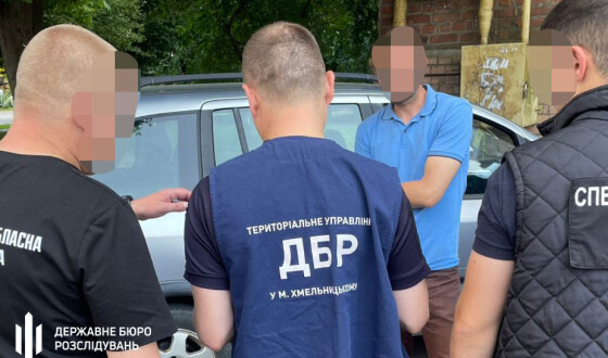 ДБР затримало «на гарячому» правоохоронця Хмельниччини, який замість повернення боргу запропонував позичальнику оформити групу інвалідності