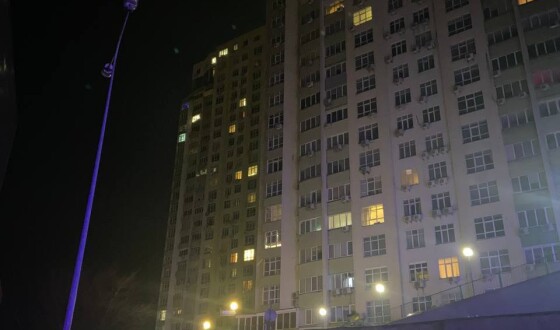 Російський безпілотник влучив у житловий будинок у Києві
