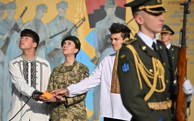 Захисниця Маріуполя Еліна Мединіна підняла у Львові Прапор Надії на підтримку полонених і зниклих безвісти