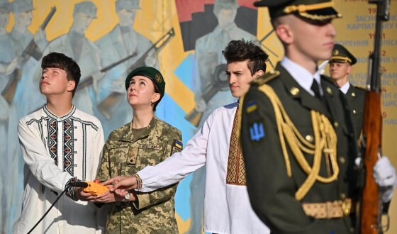 Захисниця Маріуполя Еліна Мединіна підняла у Львові Прапор Надії на підтримку полонених і зниклих безвісти
