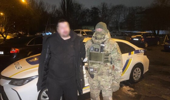 Чернігівські поліцейські виламали двері у чотирьох зловмисників, які запустили феєрверк під час «повітряної тривоги» (+відео)