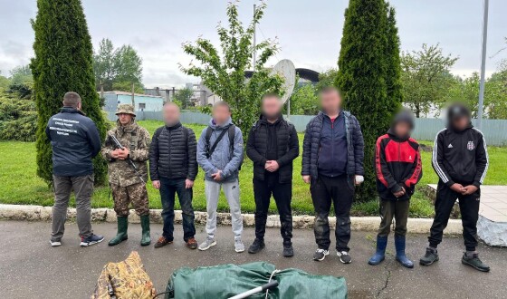 Двоє підлітків вели до кордону чотирьох порушників