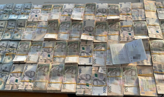 ДБР затримало посадовця Міноборони України, який за хабарі переправляв військовозобов’язаних за кордон