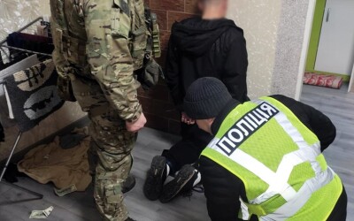 Рецидивіст поширював «злодійські» традиції, пограбував та вимагав гроші у пораненого захисника