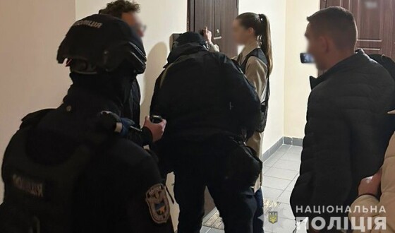 Столичні кіберполіцейські викрили групу зловмисників у шахрайстві під виглядом пасажирських перевезень