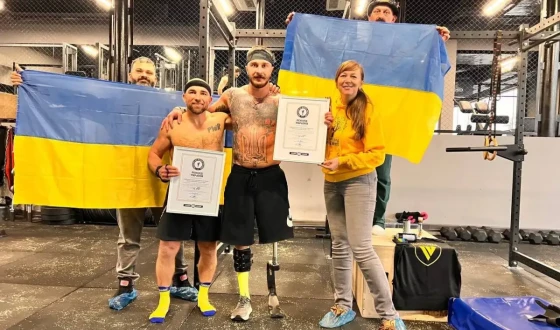 Найбільша кількість підтягувань, виконаних двома ветеранами за одну сесію: у Києві встановили новий рекорд України