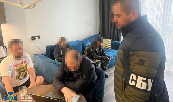 СБУ спільно з правоохоронцями Чехії затримала шахраїв, які викрадали гроші з банківських рахунків громадян ЄС