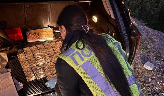 Поліцейські затримали посадовця, який вимагав 20 000 доларів за «вплив» на слідство