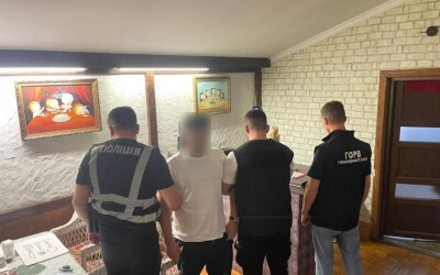 31-річний житель Чернівецької області пропонував повний пакет послуг для незаконного виїзду за межі України