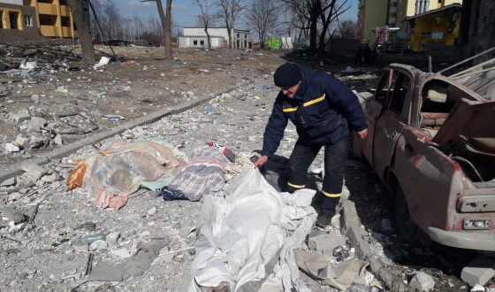 У Чернігові з-під уламків дістали трьох загиблих дітей та їхніх батьків